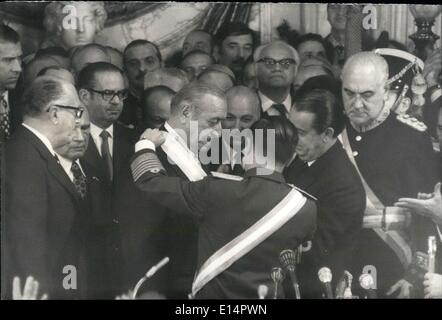 18 aprile 2012 - dopo 18 anni riparte in Argentina un peronista Goven Bluenose Ares, 25 maggio 1973 : In occasione del ''25 de Mayo''''l'Ida  bertad''' in Argentina si è assunto l'ex-presidente successore Dr. Hector J.canphor come presidente dell'Argentina succedendo alla  Junta guidata dal generale A.Larousse,- la tradizionale cerimonia di un  si è svolta nella casa di governo e il citato Siti con la loro alga per celebrare la giornata, e per vedere i loro nuovi capi Foto Stock