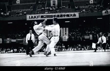 Apr. 18, 2012 - International Amateur. Federazione di Karate Secondo nel Campionato del Mondo : il secondo nel campionato del mondo si è tenuto di recente a Tokyo, Budokan (luglio 2.1977) con la partecipazione di 18 paesi. Dopo una vivace contest il giapponese portato via il primo posto con la Germania ovest vicino alle spalle e Gran Bretagna prendendo il terzo posto. La foto mostra i vincitori al premio cerimonia di presentazione. La vincente bout Japan-West Germania. Foto Stock