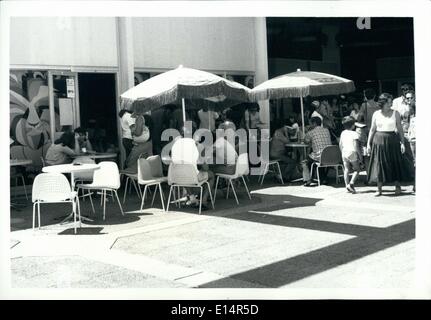 Apr. 18, 2012 - Yamit, Gaza, Israele--Yamit è una delle nuove città costruite a Gaza dopo il 1967 e è uno che potrebbe dover essere abbandonata una volta la liquidazione finale viene raggiunto con l'Egitto. Nel frattempo, i residenti hanno chiesto al governo israeliano di rimangano vive lì fino ad un insediamento, che ritengono di non essere per un altro da 2 a 3 anni. Qui, residenti rilassarsi in una caffetteria nella piazza del centro commerciale. Foto Stock