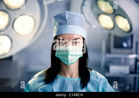 Chirurgo caucasica indossando maschera in sala operatoria Foto Stock