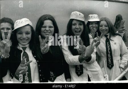 Apr. 18, 2012 - Dopo 18 anni comiences nuovamente in Argentina un peronista: in occasione della ''25 de Mayo'' '(illeggibile)'' bertad '' in Argentina ci ha avuto luogo l'assunzione di ex-Pres''(illeggibile)'' successore il dottor Hector J. Campera come presidente dell'Argentina succeedin''(illeggibile)'' ry della giunta militare guidato dal generale A. Lanusse - la tradizionale cerimonia ''(illeggibile)'' zione ha avuto luogo presso la sede del governo e il Congreso. Durante th''(illeggibile)'' hanno marciato big peronista delegazioni al menzionato siti con t''(illeggibile)'' di slogan per celebrare il giorno, e di vedere i loro nuovi capi Foto Stock