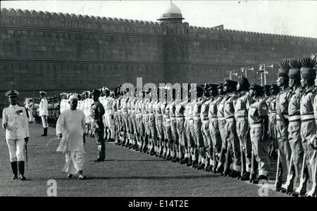 Apr. 18, 2012 - Primo ministro Chaudnary Charan Singh ispezione guardia d'onore presentato dai tre servizi & Delhi armati contingenti di polizia appena prima di dispiegarsi la bandiera nazionale nella celebrazione del 38º anniversario del giorno dell'indipendenza dell'India al Red Fort in Nuova Delhi mercoledì- agosto, 15, 1979. Foto Stock