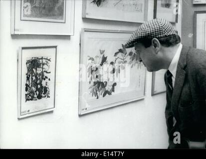 Apr. 18, 2012 - Un visitatore a questo anno la Reale Accademia estiva di studi mostra un inizio di Lione a sinistra - Munks alberi e mon Foto Stock