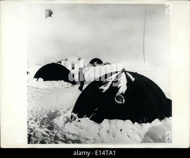 Apr. 18, 2012 - La Russia Sovietica imposta un nuovo polo nord Stazione di ricerca. Costruito su un glaçon. Un nuovo ice-floe stazione di ricerca ''polo nord-5'' è stato impostato nella parte orientale dell'artico tardi in aprile dalle autorità sovietiche. Entro un paio di giorni un intero township sorsero in mezzo ad alta, coperta di neve amache su un grande glaçon molti anni. Tutto il necessario per la vita e la ricerca - tende - Alloggi - prodotti alimentari - e tutta una serie di attrezzature scientifiche sono state percorse dalla terraferma Foto Stock