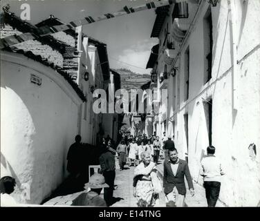 Apr. 18, 2012 - Ecuador - Quito: Ronda Street. Si può apprezzare uno stile coloniale. La sua caratteristica principale è che la sua stretta, Foto Stock