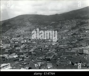 Apr. 18, 2012 - Ecuador - Quito : Quito è visto da Ichimbia Killy. Si può apprezzare la città antica con strade strette, vecchi alloggiati e talvolta con grandi costruzioni. Foto Stock