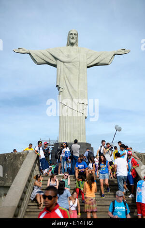 Cristo Redentore statua, Cristo Redentor, e turisti sul monte Corcovado, Rio de Janeiro, Stato di Rio de Janeiro, Brasile Foto Stock