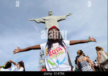 Giovane donna dal Mozambico con le braccia aperte nella parte anteriore del Cristo Redentore statua, Cristo Redentor Foto Stock