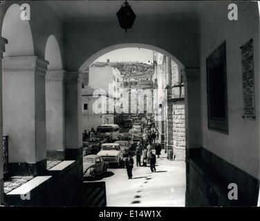 Apr. 18, 2012 - ECUADOR QUITO - hanno un nuovo presidente: una vista di Garcia Moreno street da un runner Palazzo del Governo. Questo è unadelle street intorno al palazzo. Foto Stock