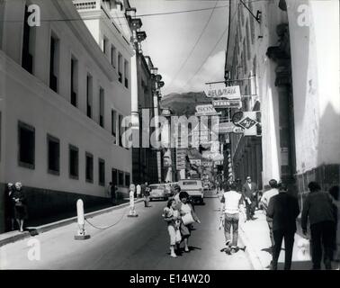 Apr. 18, 2012 - Ecuador - Quito: Cile street, un angolo del palazzo del governo. Un altro commerciale e la strada affollata situato in Foto Stock