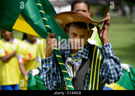 Portabandiera del team brasiliano indossando il costume tradizionale dei contadini del Nordest brasiliano, cerimonia di apertura Foto Stock