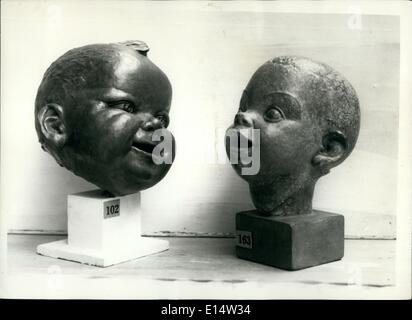 Apr. 18, 2012 - Mostra fotografica di ''ridere boy'' - un busto in bronzo di Anthony grigio e sulla destra - ''Un Bambino'' in bronzo da Marion W. Stanfield A.R.B.S. - Sembra godano di un privato scherzo - alla vista privata oggi della terza esposizione annuale dell'Istituto Imperiale Art Gallery - della società del ritratto di scultori. Foto Stock