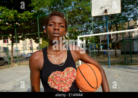 La gioventù, 15, con una palla da basket, Rio de Janeiro, Stato di Rio de Janeiro, Brasile Foto Stock