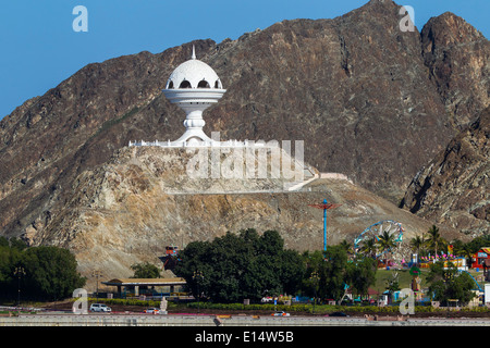 Monumento Riyam, gigante bruciatore di incenso, Mutrah, Muscat Oman. Foto Stock