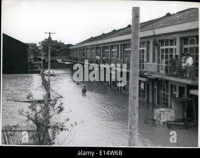 Apr. 18, 2012 - Il tifone ''Amy'' inondazioni di Taipei. Piatto di Taipei abitatori prendere la seconda storia come l'acqua di inondazione inonda il loro Foto Stock