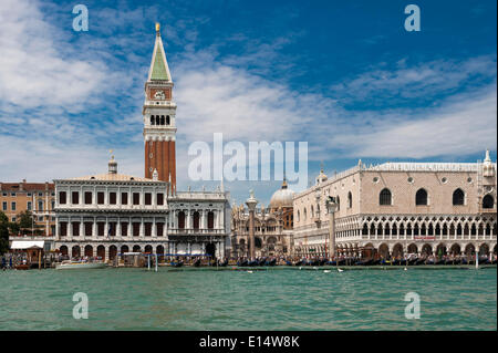 Piazza San Marco con il campanile e il Palazzo Ducale visto dal Grand Canal, Venezia, Veneto, Italia Foto Stock