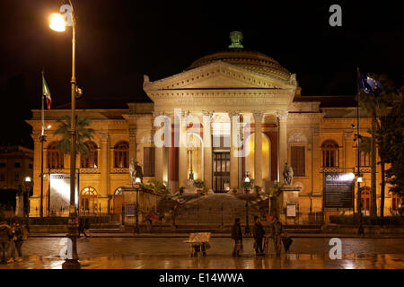 Teatro Massimo, di notte, Palermo, Sicilia, Italia Foto Stock