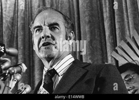 George McGovern, un decorato durante la seconda guerra mondiale pilota del bombardiere che ha rappresentato il Dakota del Sud in casa e il senato, ha fatto una campagna contro il coinvolgimento degli Stati Uniti in Vietnam nel suo 1972 offerta democratica per la presidenza e perso in una frana a Richard M. Nixon, morto domenica 21 ottobre, 2012. Egli è stato 90. Nella foto: Giugno 01, 1972 - Washington, Distretto di Columbia, Stati Uniti - GEORGE MCGOVERN, nato il 19 luglio 1922, è uno storico e autore e gli ex Stati Uniti il senatore dal Sud Dakota. McGovern è stato anche il Partito Democratico candidato nelle 1972 elezioni presidenziali. Nella foto: McGovern intervenendo a una conferenza stampa. Foto Stock