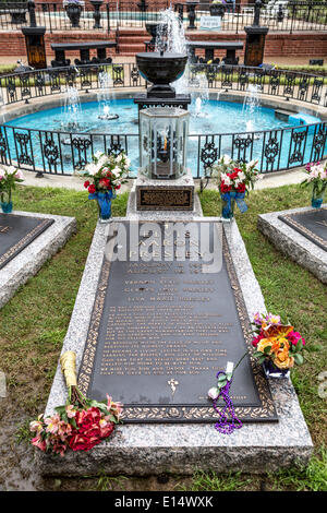 Tomba di Elvis Presley, Graceland, Memphis, Tennessee, Stati Uniti Foto Stock