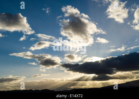 Raggi di sole rottura attraverso le nuvole nella luce della sera, vicino Barrydale, Route 62, Western Cape, Sud Africa Foto Stock