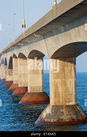 La Confederazione ponte che collega Prince Edward Island con la terraferma New Brunswick. Come si vede dal Prince Edward Island lato. Foto Stock