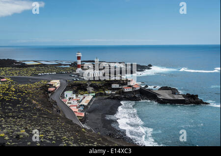 Costa con il Salinas Teneguía sale stagni di evaporazione, vecchio e nuovo faro, sul sud del promontorio di Punta de Fuencaliente Foto Stock