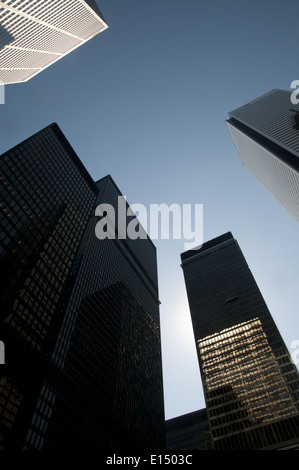 Guardando il grattacieli del quartiere finanziario del centro cittadino di Toronto Foto Stock