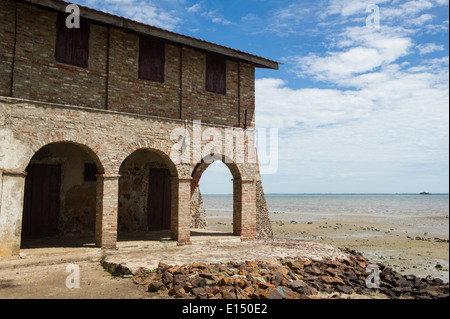 CFAO edificio, trading house dal francese coloniale tra 1681-1857, Juffureh e Albreda, Gambia Foto Stock