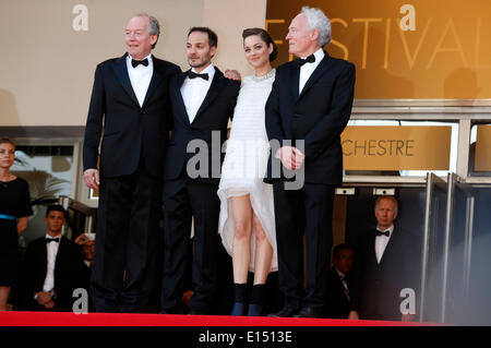 Direttore Luc Dardenne, attori Fabrizio Rongione, Marion Cotillard e direttore Jean-Pierre Dardenne frequentando il 'Deux jours, une nuit/due giorni e una Notte' premiere al 67th festival di pellicola di Cannes il 20 maggio 2014/picture alliance Foto Stock