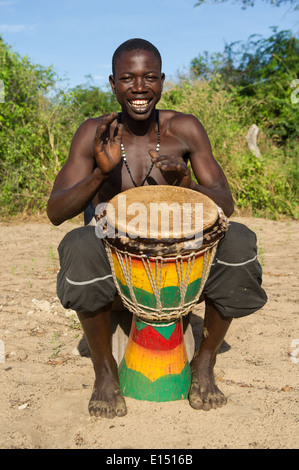 Djembe tradizionale batterista, Jinack, Gambia Foto Stock