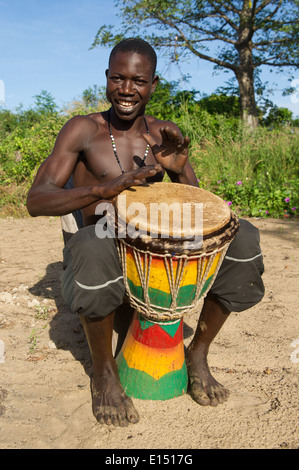 Djembe tradizionale batterista, Jinack, Gambia Foto Stock