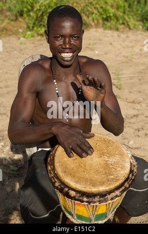 Djembe tradizionale batterista, Jinack, Gambia Foto Stock