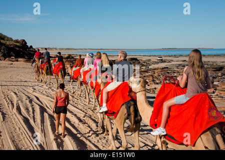 Australia, Australia occidentale, Broome Cable Beach. Escursioni turistiche in giro in cammello lungo la spiaggia di Cable Beach e l'Oceano Indiano. Foto Stock