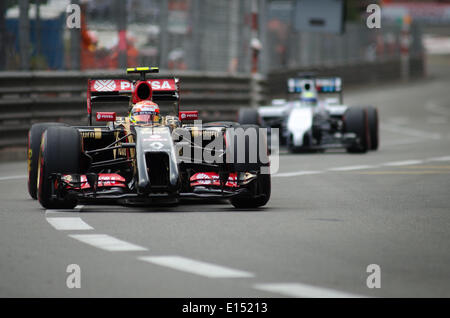 Monte Carlo, Monaco. 22 Maggio, 2014. Pastor Maldonando (VEN) per Lotus F1, davanti a Williams F1 driver Felipe Massa (BRA) sulla via durante la pratica per il Principato di Monaco di Formula 1 Grand Prix, Monte Carlo, Monaco. Credito: Kevin Bennett/Alamy Live News Foto Stock