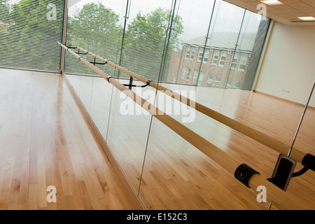 Studio di danza e parete a specchio a Notting Hill Ealing High School. Foto Stock