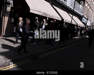 Londra, Regno Unito. Xix Apr, 2014. Scena di strada in Notting Hill area © Giannis Papanikos/NurPhoto/ZUMAPRESS.com/Alamy Live News Foto Stock