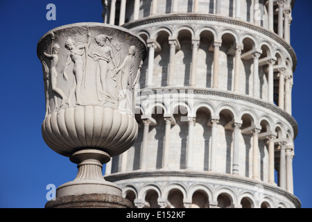 Vaso con sfocato torre pendente di Pisa, Italia Foto Stock