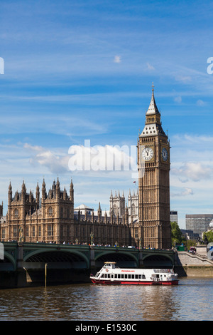 Turistiche in barca sul fiume passando sotto il Westminster Bridge dal Big Ben. Foto Stock