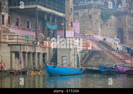 Madre Ganga,Ganga River,Il Gange,Ghats,Aarti,il lavaggio dei peccati commessi,Imbarcazioni da fiume, pellegrini,Varanasi,Benares,Uttar Pradesh, India Foto Stock