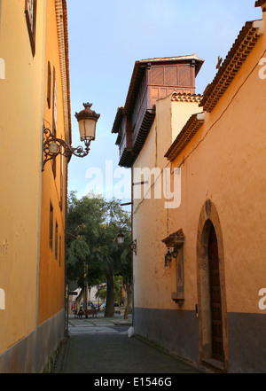 A piedi attraverso strade coloniali di La Laguna, l'ex capitale di Tenerife, Spagna, vista su Plaza del Adelantado Foto Stock