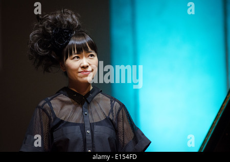 Hiromi Uehara suonare il pianoforte in concerto jazz Foto Stock