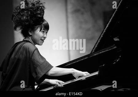 Hiromi Uehara suonare il pianoforte in concerto jazz Foto Stock