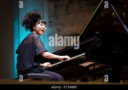 Hiromi Uehara suonare il pianoforte in concerto jazz Foto Stock