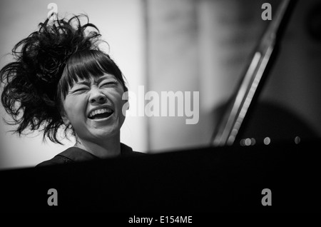 Hiromi Uehara suonare il pianoforte in concerto jazz Foto Stock