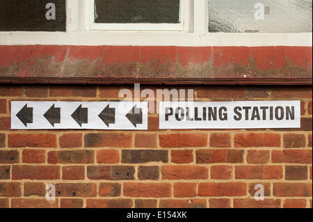 Northwood, LONDRA, REGNO UNITO, 22 maggio 2014. Stazione di polling indicazioni per (i) l'elezione dei membri del Parlamento europeo per l'Inghilterra e Irlanda del Nord e, (ii) l'elezione dei consiglieri per il locale Consiglio di Borough. Credito: Stephen Chung/Alamy Live News Foto Stock