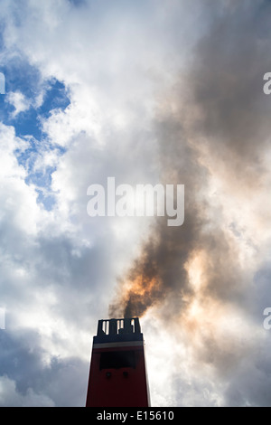 Il fumo scuro emessa dal traghetto irlandese Foto Stock