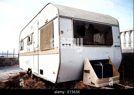 Abbandonato il vecchio caravan Foto Stock