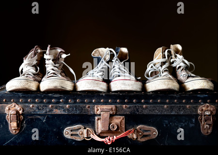 Sneakers sulla valigia vintage Foto Stock