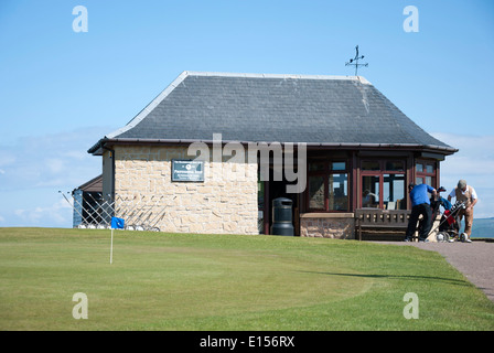 Due colleghi golfisti al di fuori del negozio professionisti Machrihanish Golf Club Mull of Kintyre Foto Stock