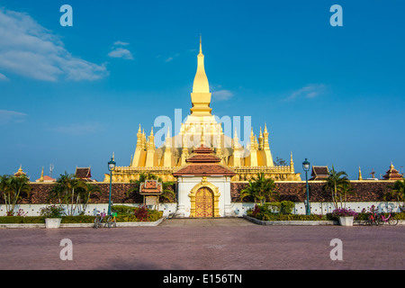 Pha That Luang, 'grande Stupa' è un oro-coperto grande stupa buddisti nel centro di Vientiane, Laos Foto Stock